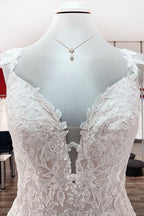 Bellissimi abiti da sposa lunghi a linea ad A in tulle e pizzo con scollo a V e schiena scoperta