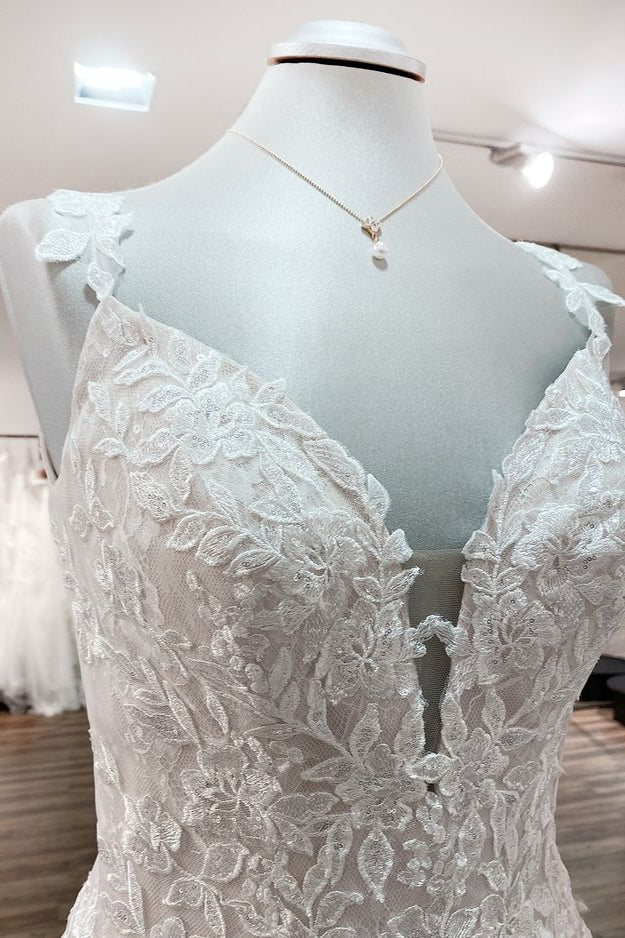Bellissimi abiti da sposa lunghi a linea ad A in tulle e pizzo con scollo a V e schiena scoperta
