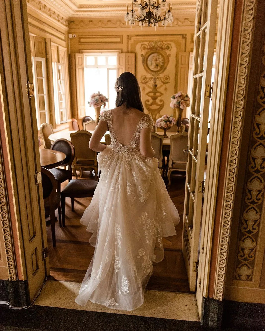 Bellissimi abiti da sposa lunghi a linea ad A con scollo a V e pizzo con maniche a cappuccio