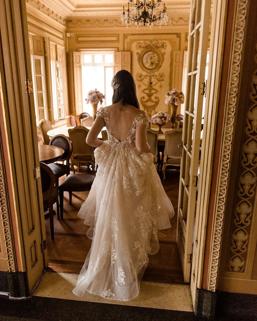 Bellissimi abiti da sposa lunghi a linea ad A con scollo a V e pizzo con maniche a cappuccio