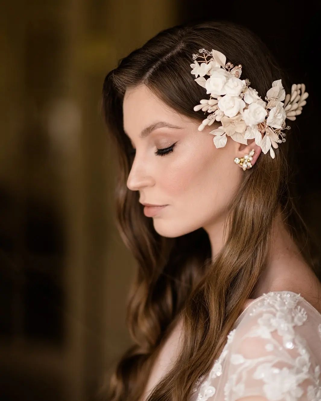 Bellissimi abiti da sposa lunghi a linea ad A con scollo a V e pizzo con maniche a cappuccio