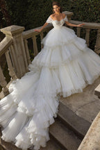 Bellissimo abito da sposa lungo a palloncino con drappeggio a ritratto e cattedrale, decorato con perline