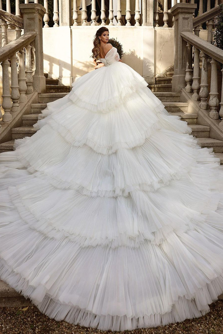 Belle robe de bal longue plissée à encolure portrait avec traîne cathédrale et perles pour mariage