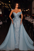Bellissimo lungo vestito da sera blu con paillettes, senza maniche e scollatura a barca, con strascico staccabile