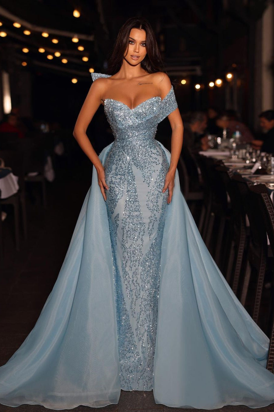 Bellissimo lungo vestito da sera blu con paillettes, senza maniche e scollatura a barca, con strascico staccabile