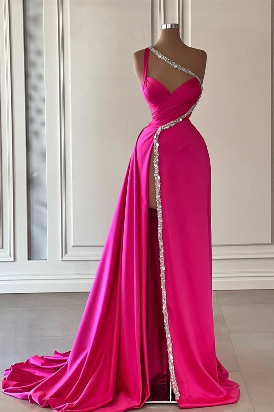Bellissimo lungo abito da sera fucsia con una spalla, senza maniche, con gioielli e spacco