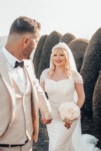 Bellissimo Abito da Sposa Lungo con Paillettes a Sirena e Scollatura a Barca