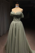 Bellissimo lungo vestito verde a linea ad A con scollo a barca, decorato con paillettes e perline, abito da sera