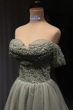 Bellissimo lungo vestito verde a linea ad A con scollo a barca, decorato con paillettes e perline, abito da sera