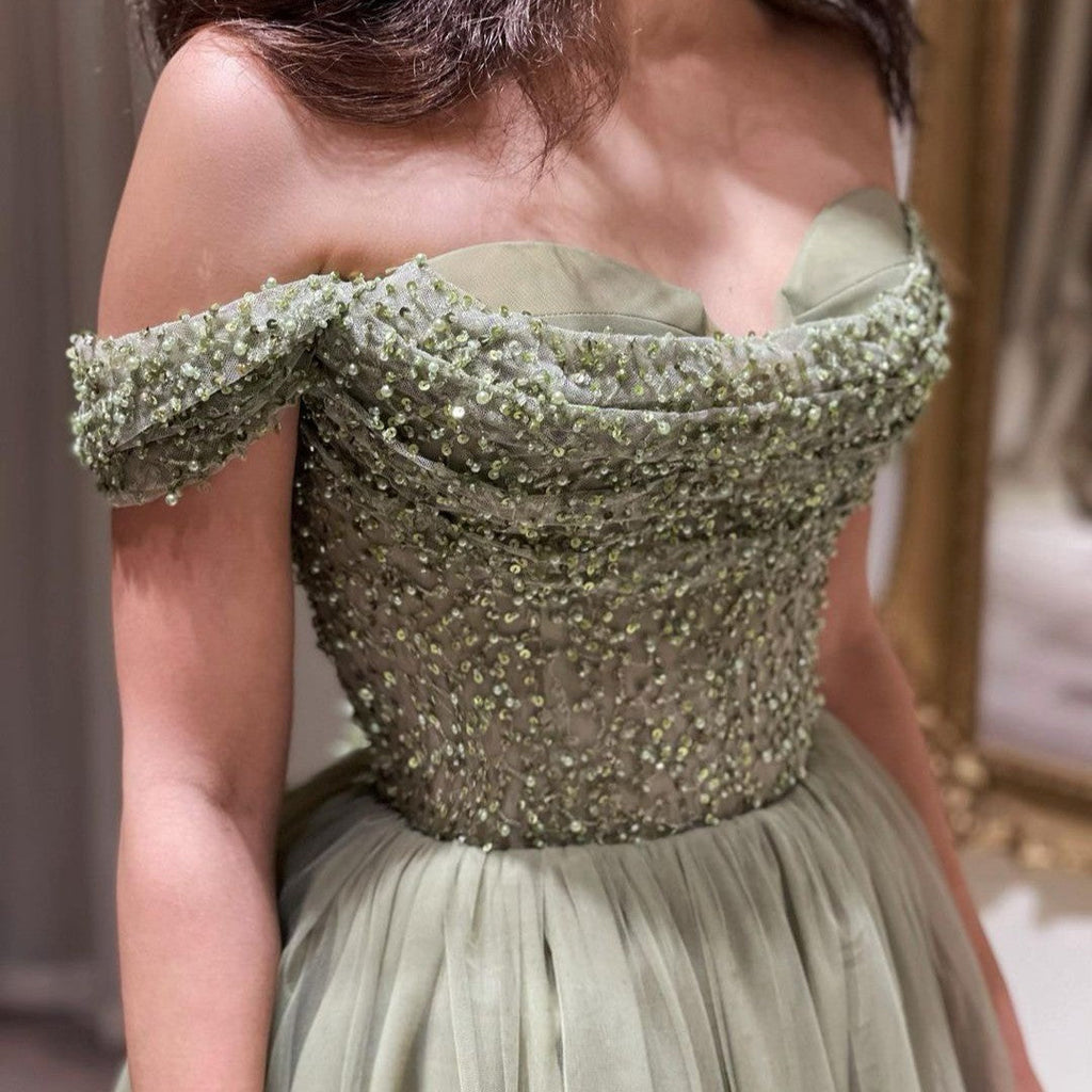 Bellissimo lungo vestito verde a linea ad A con scollo a barca, decorato con paillettes e perline, abito da sera