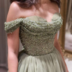 Bellissimo lungo vestito verde a linea ad A con scollo a barca, decorato con paillettes e perline, abito da sera
