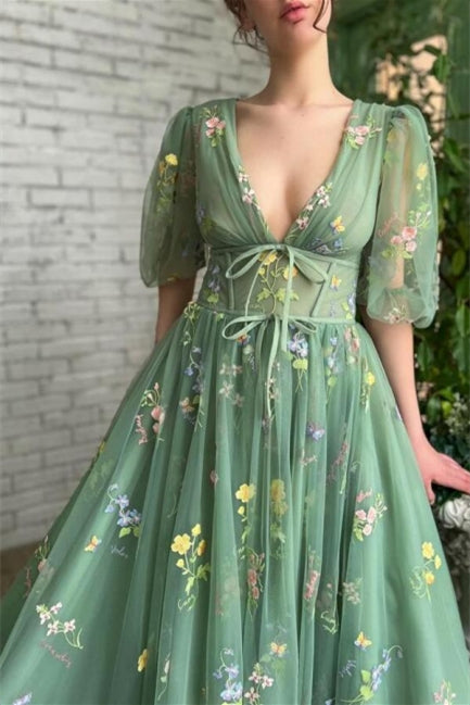 Bellissimo abito lungo verde a linea ad A con scollo a V e applicazioni per cerimonia