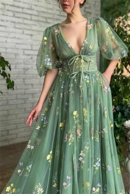 Bellissimo abito lungo verde a linea ad A con scollo a V e applicazioni per cerimonia