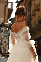 Bellissimo abito da sposa lungo avorio a linea ad A con spalline sottili in pizzo e tulle