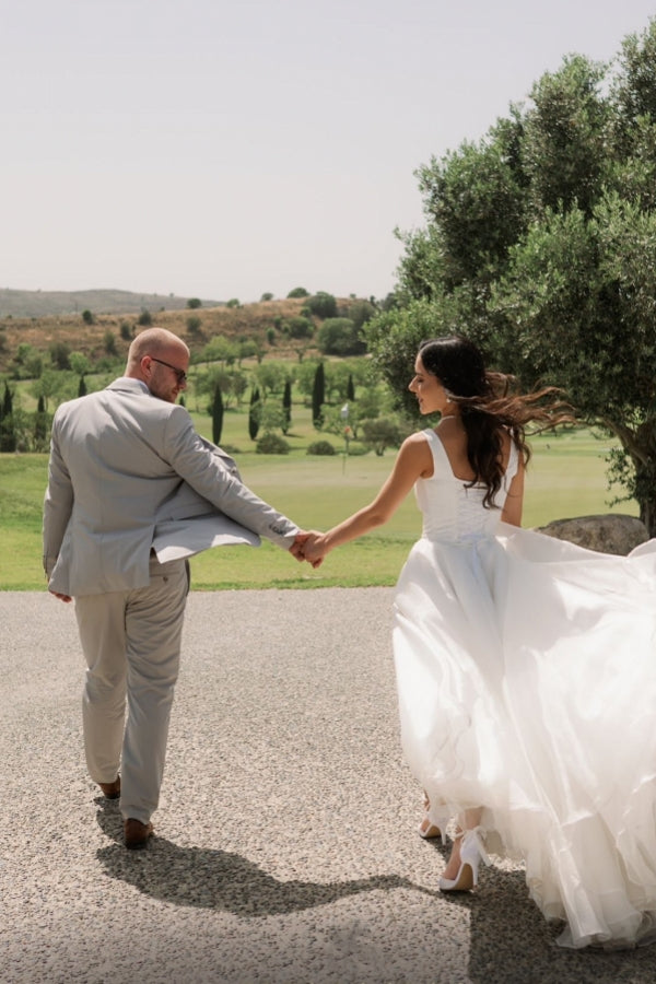 Robe de mariée simple longue ivoire en ligne A avec bretelles, tulle, sans manches et fente