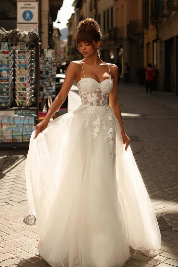 Bellissimo abito da sposa lungo avorio a linea ad A con spalline sottili in pizzo e tulle