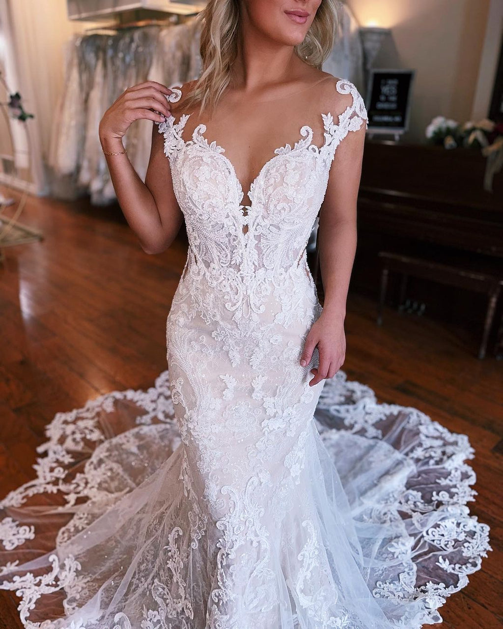 Elegant Mermaid Wedding Dress With Lace Sleeveless Detachable Train