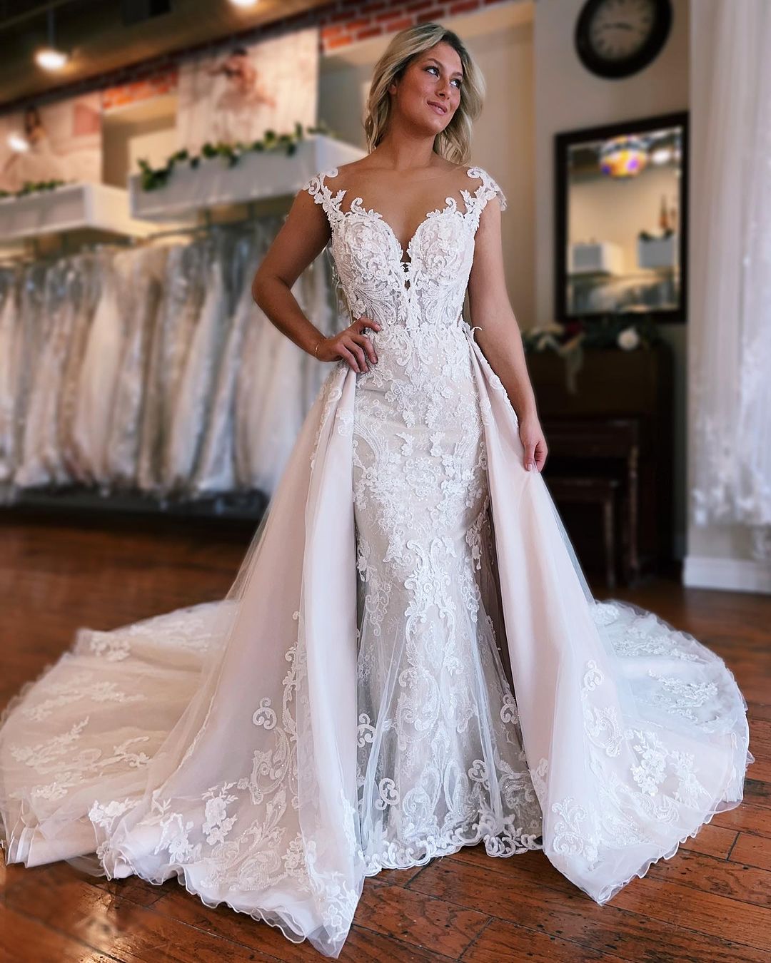 Hermoso vestido de novia largo de sirena con encaje, sin mangas y cola desmontable