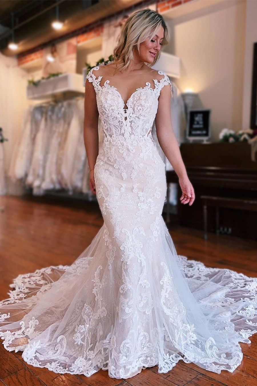 Hermoso vestido de novia largo de sirena con encaje, sin mangas y cola desmontable