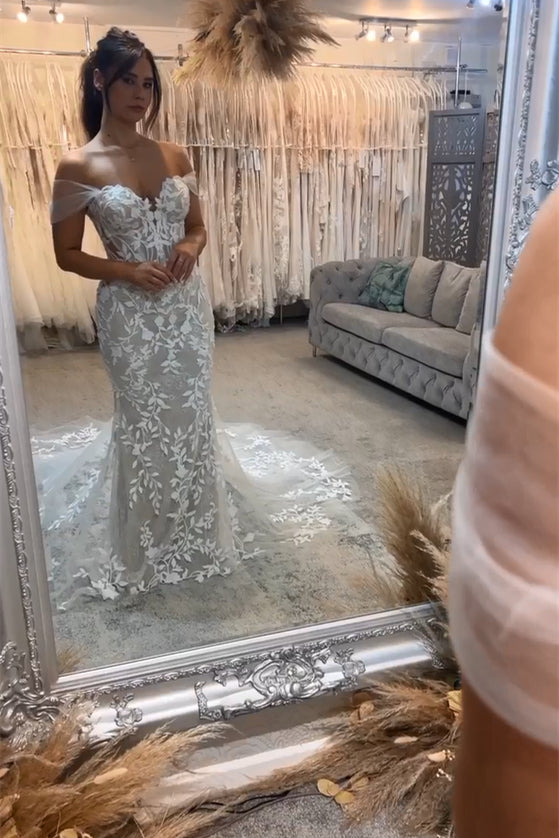 Hermoso vestido de novia largo de sirena con hombros descubiertos, apliques sin mangas y encaje