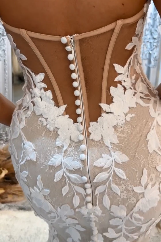 Hermoso vestido de novia largo de sirena con hombros descubiertos, apliques sin mangas y encaje