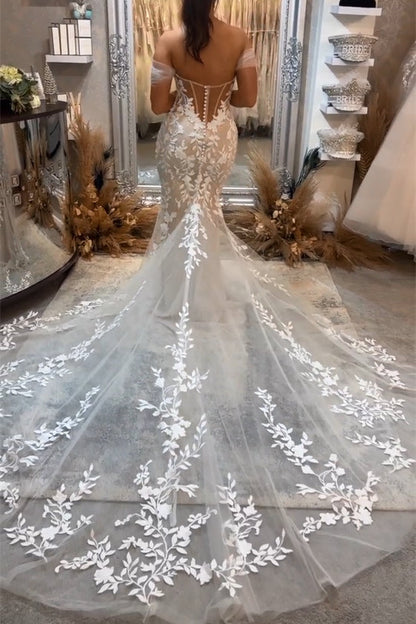 Wunderschönes langes Meerjungfrau-Brautkleid mit schulterfreien Applikationen und Spitze