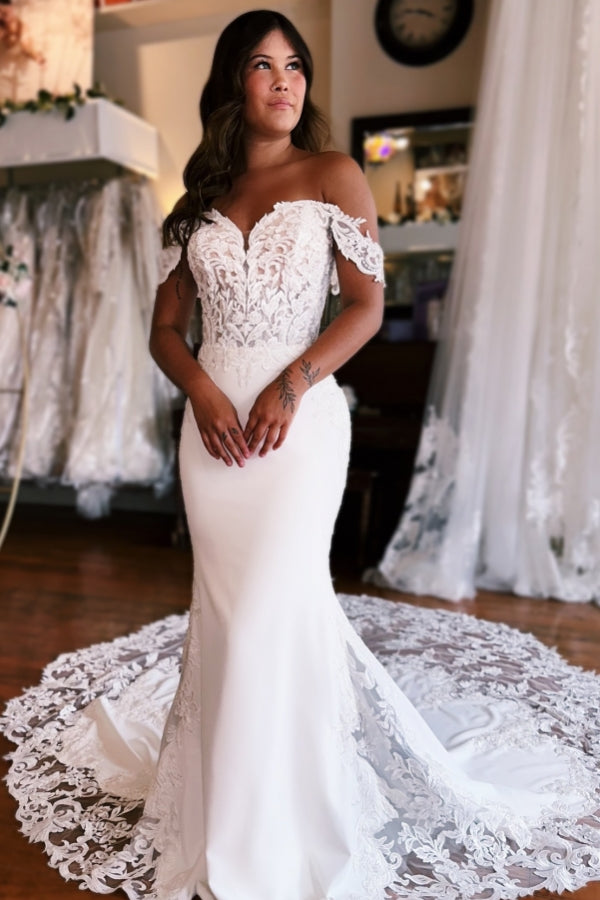 Hermoso vestido de novia largo de satén con encaje y hombros descubiertos de corte sirena