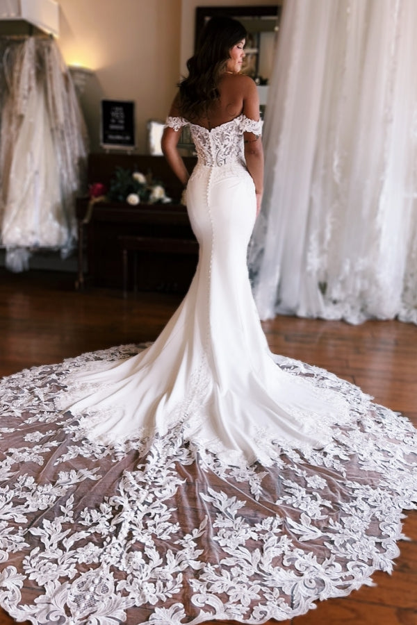 Hermoso vestido de novia largo de satén con encaje y hombros descubiertos de corte sirena