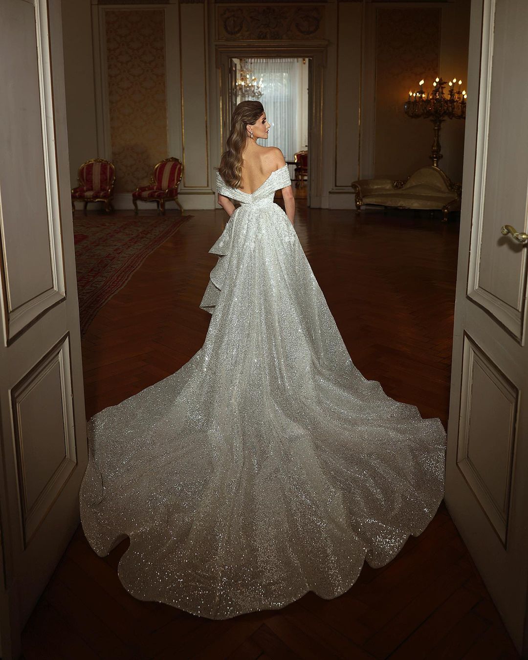 Belle longue robe de mariée sirène à paillettes, sans manches et décolletée épaules dénudées