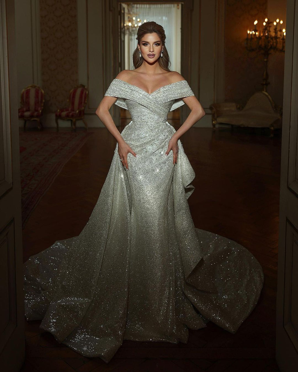 Belle longue robe de mariée sirène à paillettes, sans manches et décolletée épaules dénudées