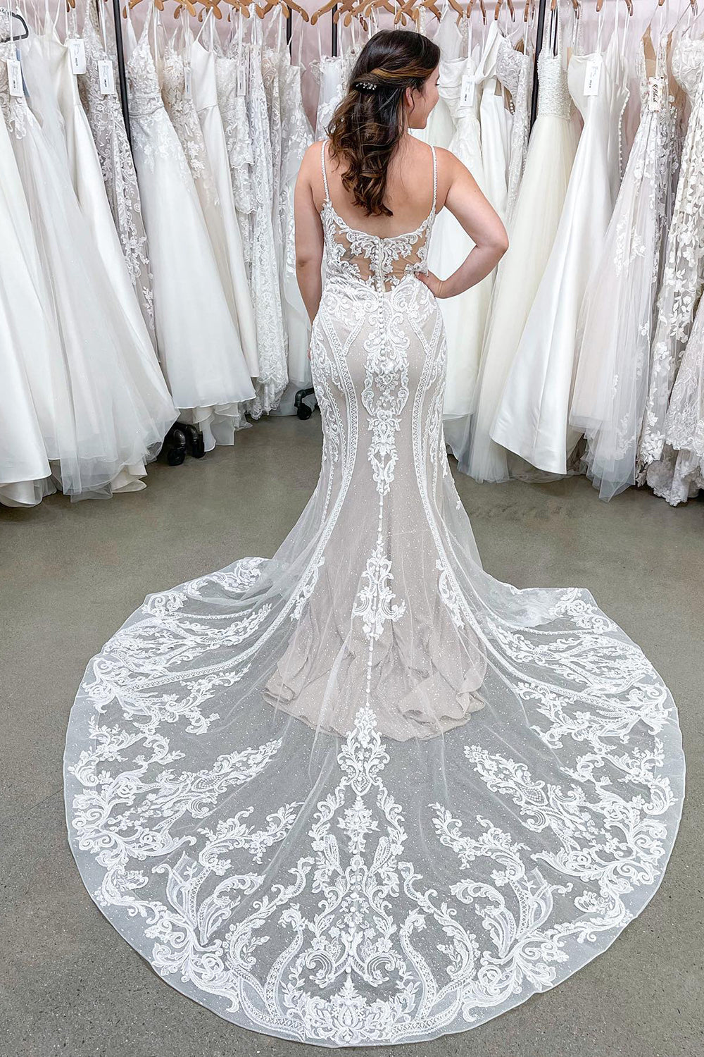 Hermoso vestido de novia largo de sirena con tirantes finos, espalda descubierta y apliques de encaje