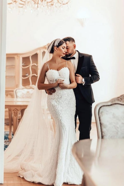 Hermoso vestido de novia largo de sirena con tirantes finos y encaje sin mangas