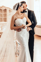 Hermoso vestido de novia largo de sirena con tirantes finos y encaje sin mangas