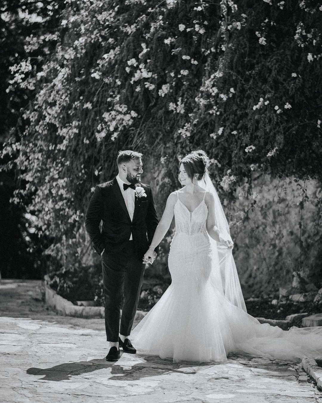 Hermoso vestido de novia largo de sirena con tirantes finos, escote en V, encaje, sin mangas y espalda descubierta.