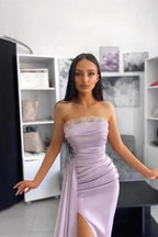 Hermoso vestido de fiesta formal de satén sin mangas, largo, sirena, sin tirantes, con abertura