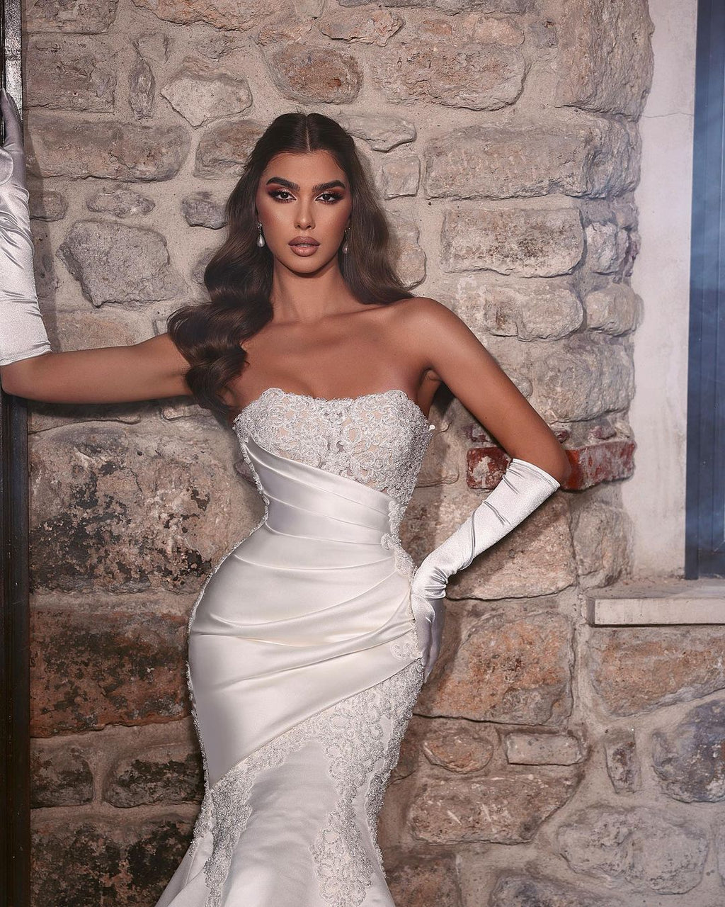 فستان زفاف أبيض طويل بأكمام بدون دانتيل على شكل حورية البحر مزين بتطريزات