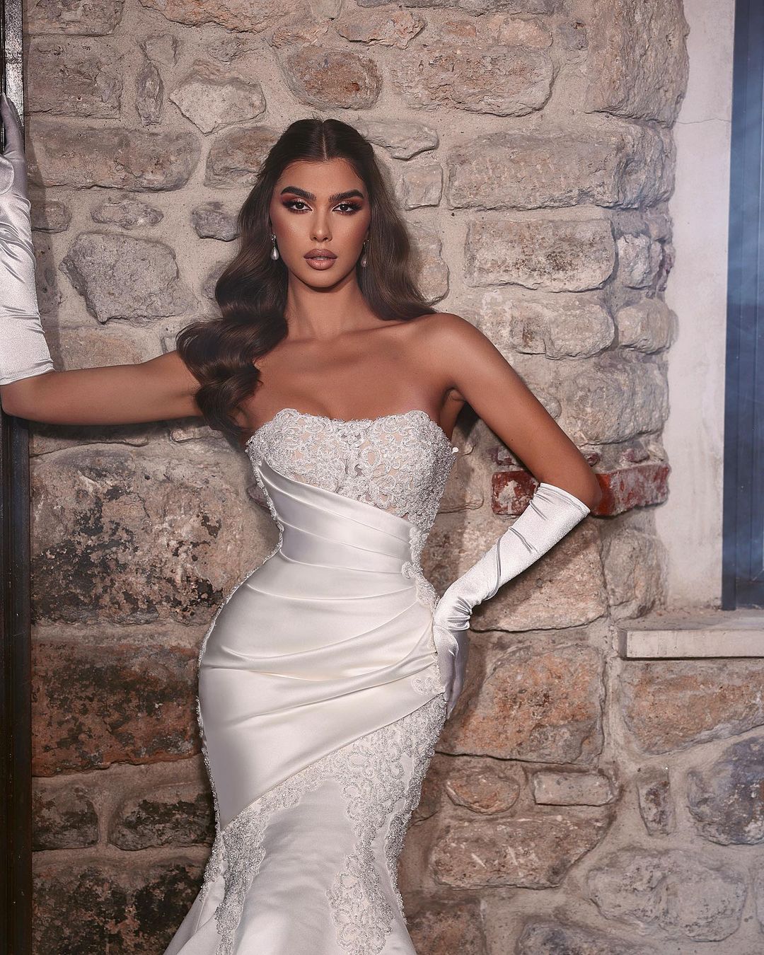 Hermoso vestido de novia largo de sirena con encaje blanco sin mangas y apliques
