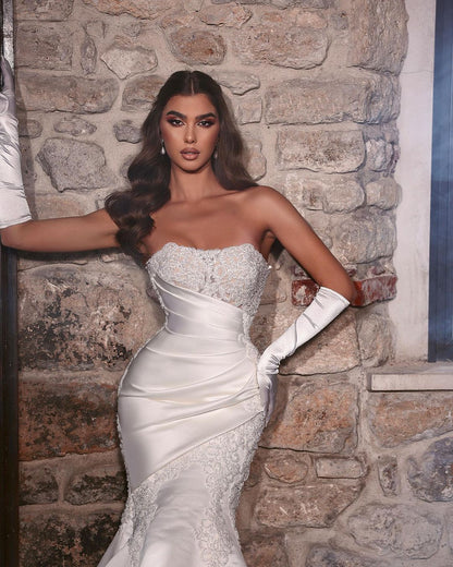 Hermoso vestido de novia largo de sirena con encaje blanco sin mangas y apliques