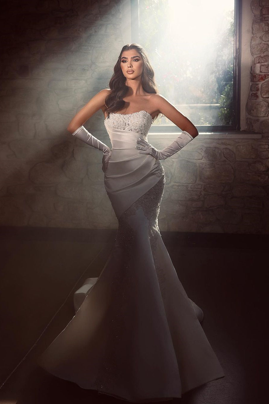 Hermoso vestido de novia largo de sirena con encaje blanco sin mangas y apliques