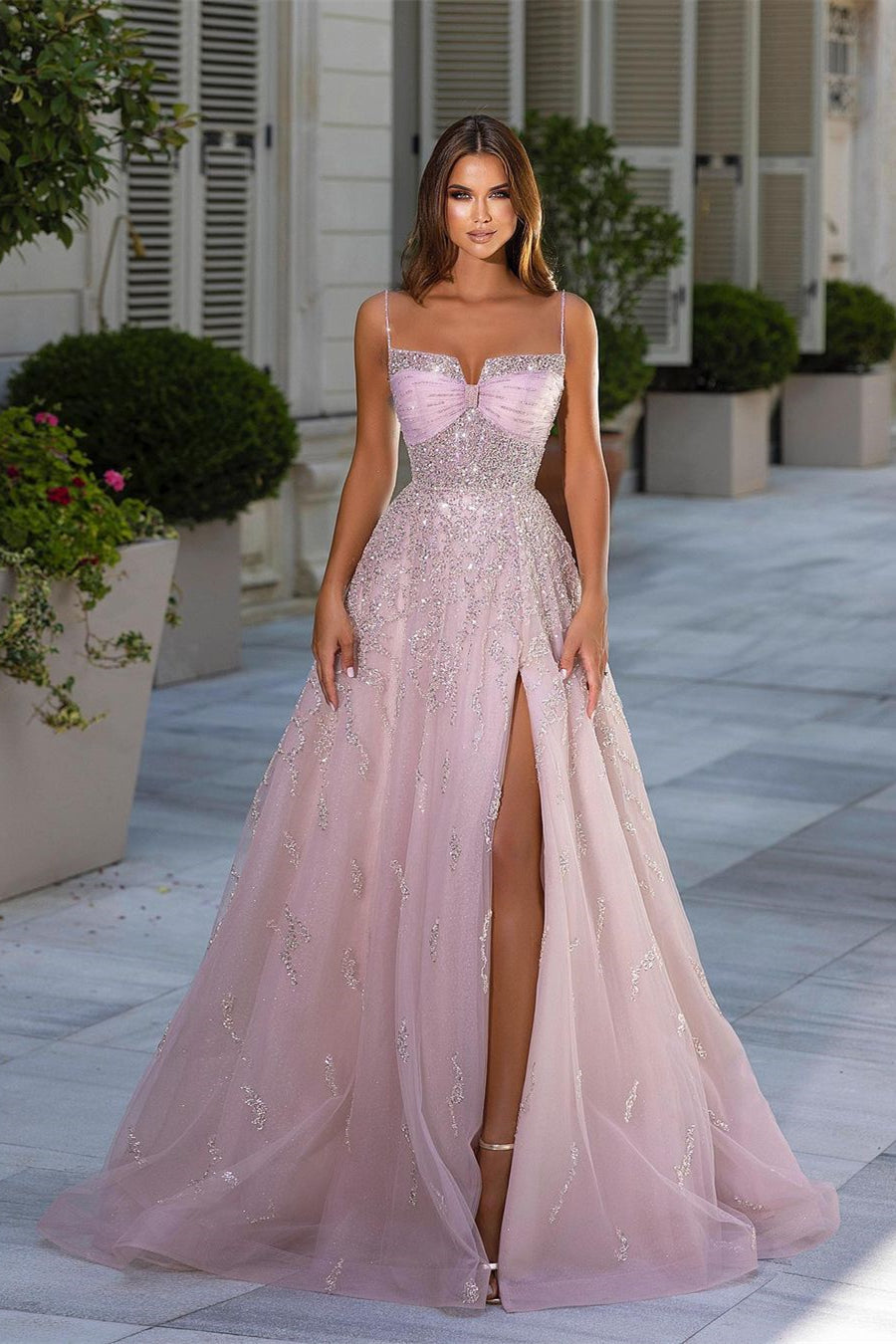 Bellissimo abito da sera lungo rosa a linea ad A in tulle con paillettes e spacco