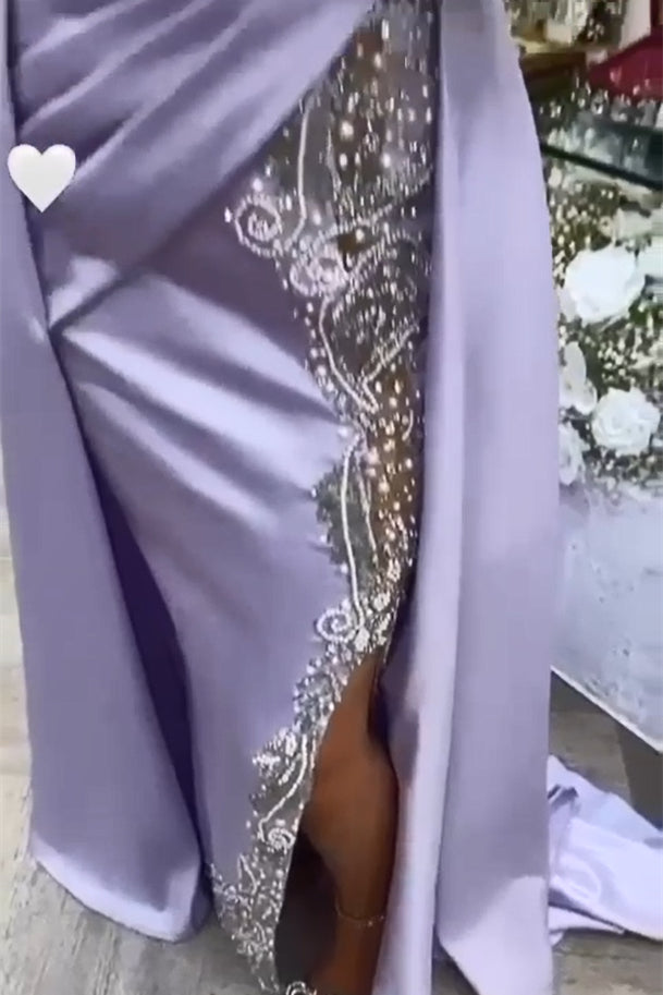 Bellissimo lungo abito da sera viola con collo alto in pizzo, perline e raso, con spacco
