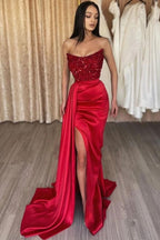 Bellissimo abito lungo da sera rosso con paillettes a sirena in raso senza spalline con spacco