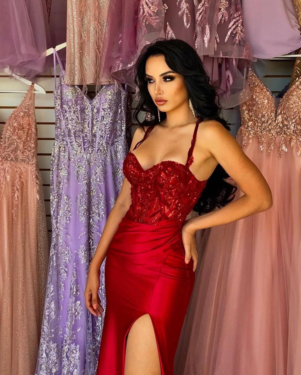 Vestido de Baile Comprido Vermelho com Alças Finas, Renda Bordada com Lantejoulas, Sem Mangas e Fenda