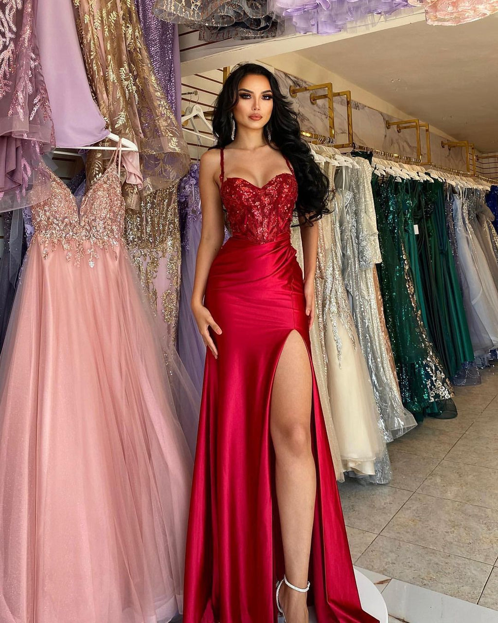 Vestido de Baile Comprido Vermelho com Alças Finas, Renda Bordada com Lantejoulas, Sem Mangas e Fenda