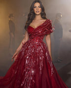 Bellissimo lungo abito da sera rosso a linea ad A con piume e scollo a cuore