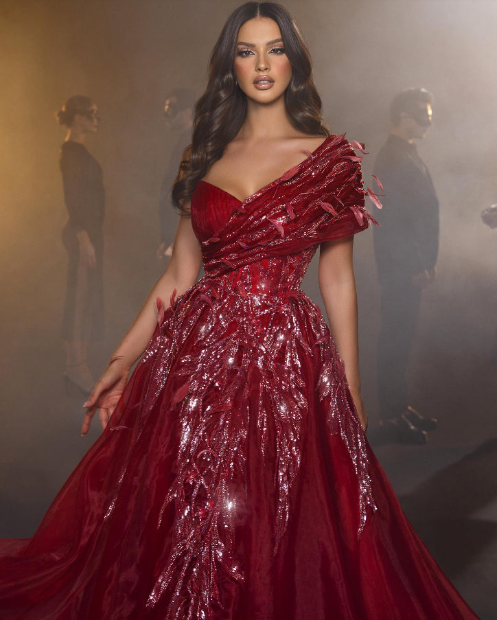Bellissimo lungo abito da sera rosso a linea ad A con piume e scollo a cuore