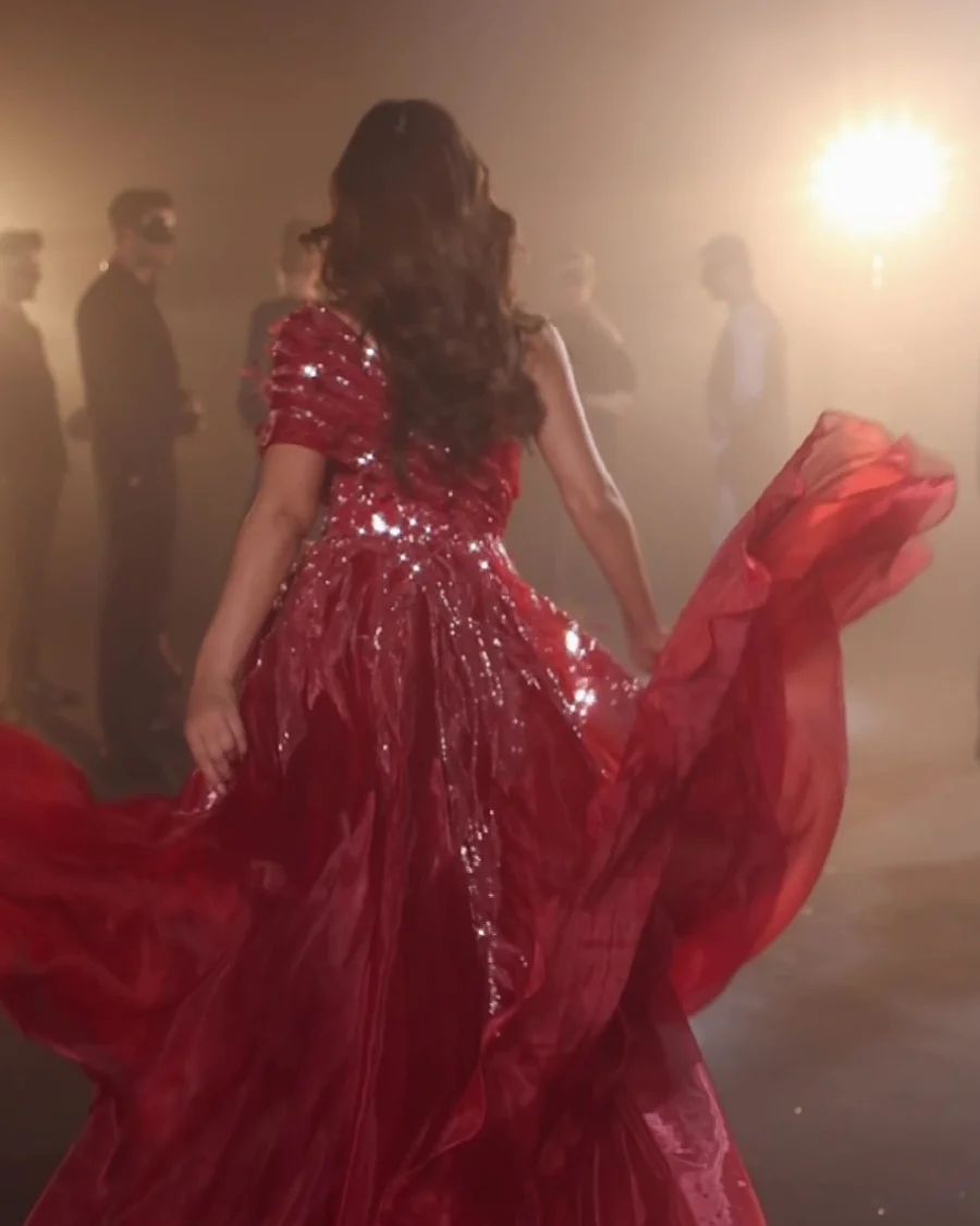 Bellissimo lungo abito da sera rosso a linea ad A con piume e scollo a cuore