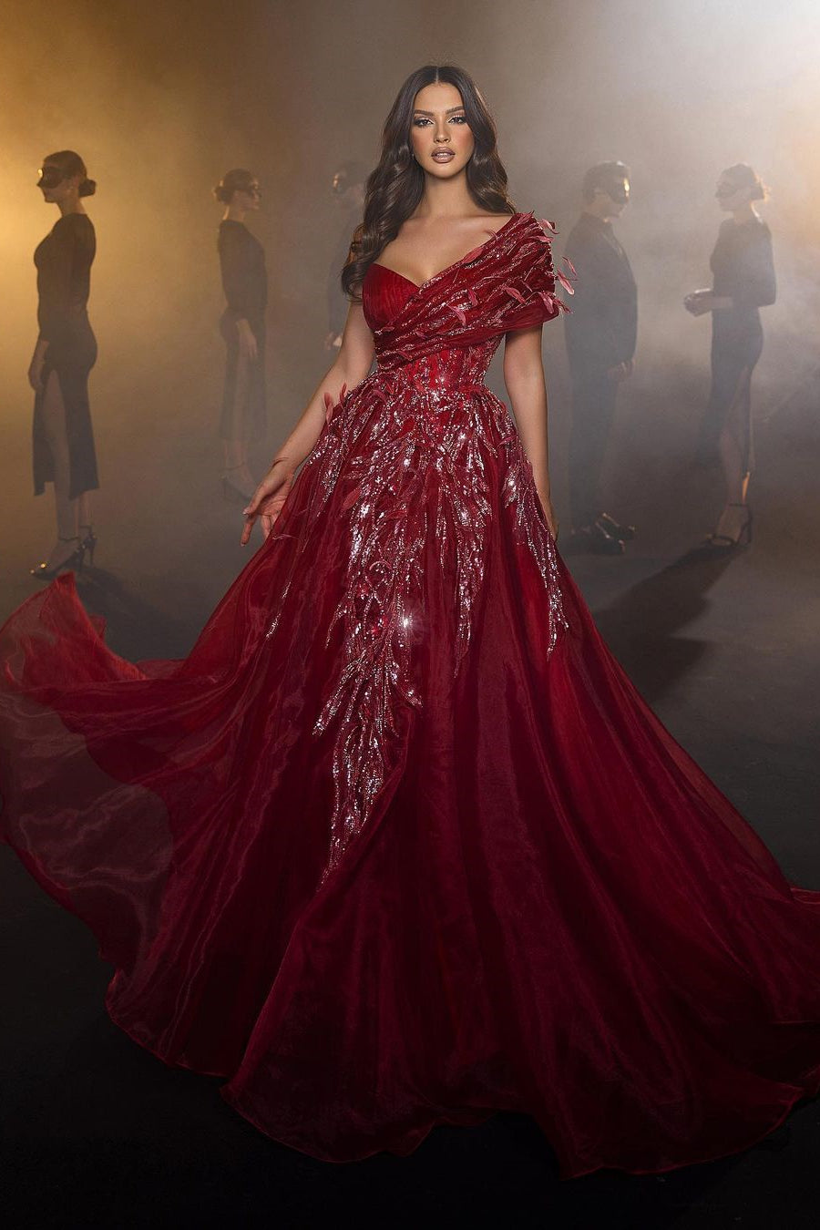 Bellissimo lungo abito da sera rosso a linea ad A con piume e scollo a cuore