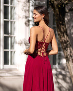 Bellissimo abito lungo a guaina con scollo a V in chiffon, senza schiena, da sera con spacco