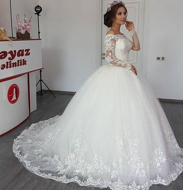 Bellissimo abito da sposa principessa con maniche lunghe scoperte e applicazioni in pizzo